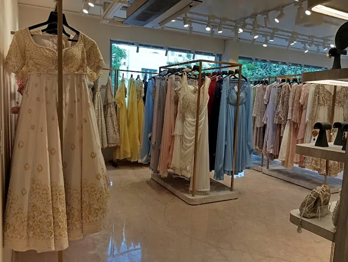Pernia’s Pop-Up Studio